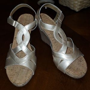 Metallic gold wedges